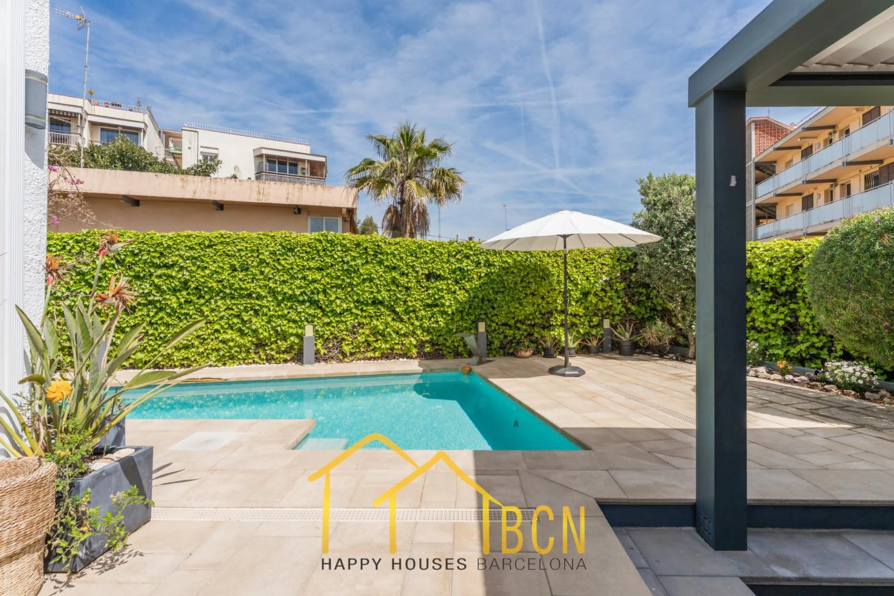 Casa de esquina renovada con jardín y piscina climatizada en Vallpineda