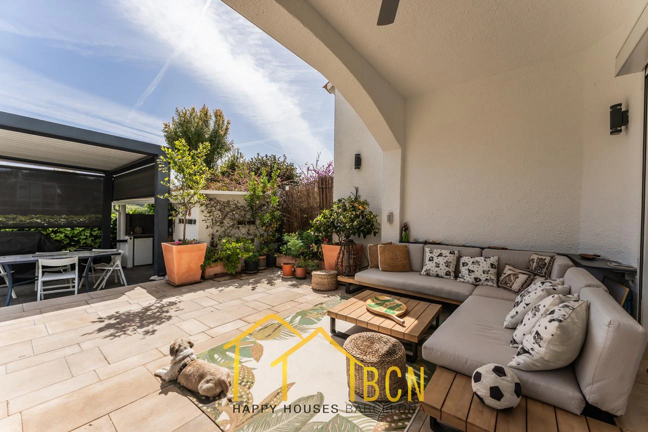 Casa de esquina renovada con jardín y piscina climatizada en Vallpineda