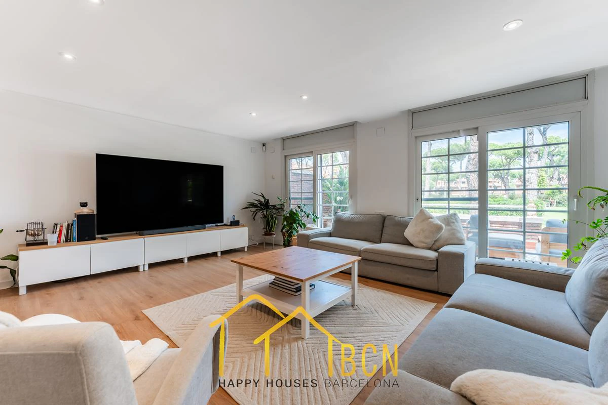 Residencia de lujo en esquina junto a la playa en Gavà Mar | 585 m² | Jardín privado | Garaje doble