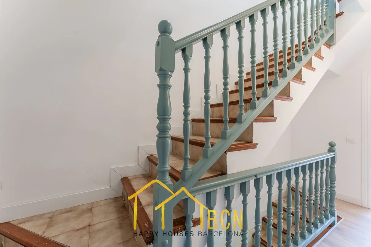 Casa adosada en esquina con apartamento independiente y licencia turística en Vallpineda.