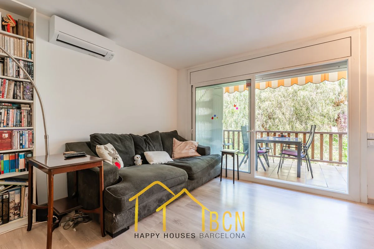 Casa adosada en esquina con apartamento independiente y licencia turística en Vallpineda.
