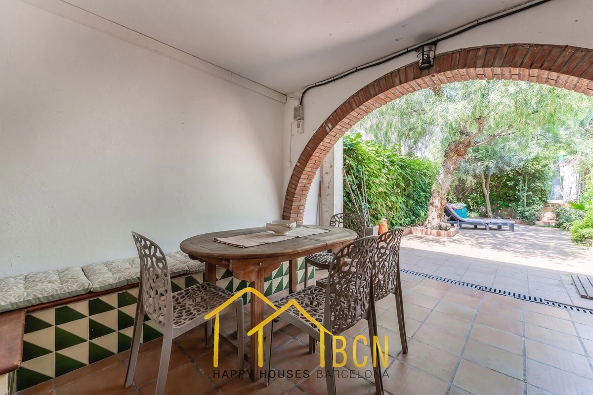 Casa adosada en esquina con apartamento independiente y licencia turística en Vallpineda.