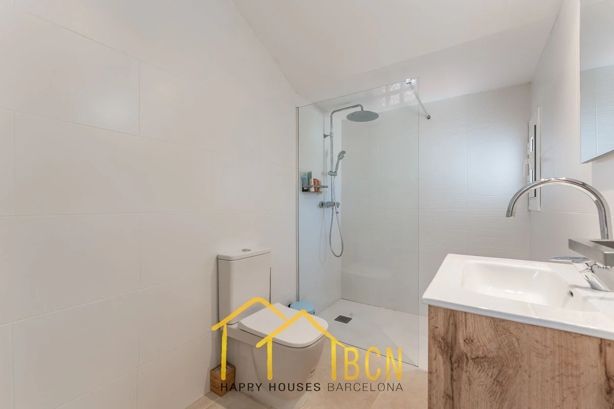 Casa adosada en esquina con apartamento independiente y licencia turística en Vallpineda.