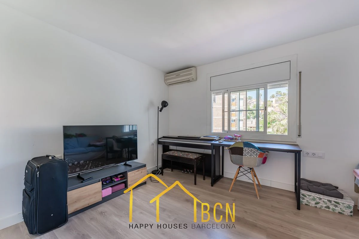 Casa adosada en esquina con apartamento independiente y licencia turística en Vallpineda.