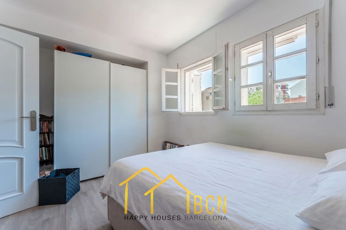 Casa adosada en esquina con apartamento independiente y licencia turística en Vallpineda.