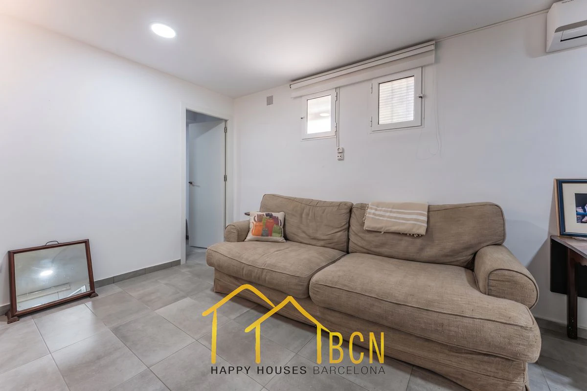 Casa adosada en esquina con apartamento independiente y licencia turística en Vallpineda.
