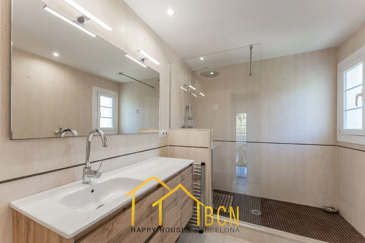 Casa adosada en esquina con apartamento independiente y licencia turística en Vallpineda.