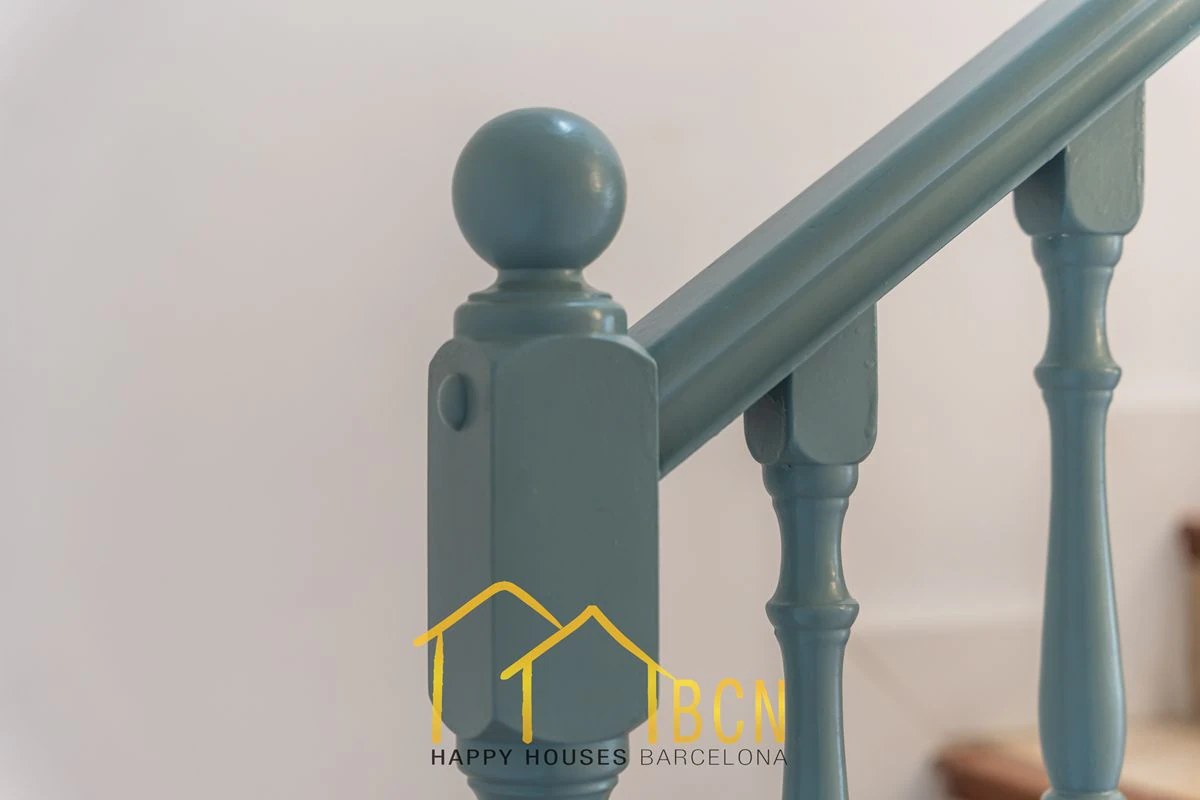 Casa adosada en esquina con apartamento independiente y licencia turística en Vallpineda.