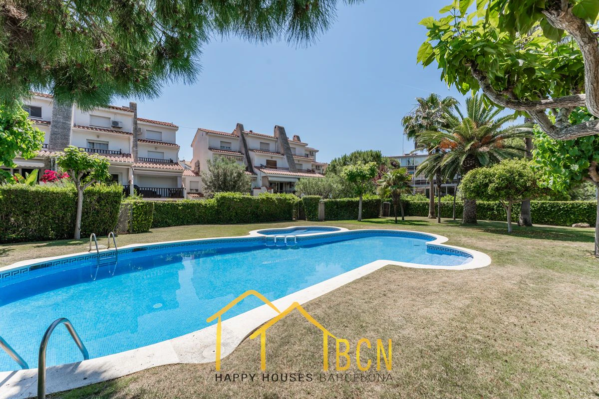 Casa adosada en esquina con apartamento independiente y licencia turística en Vallpineda.