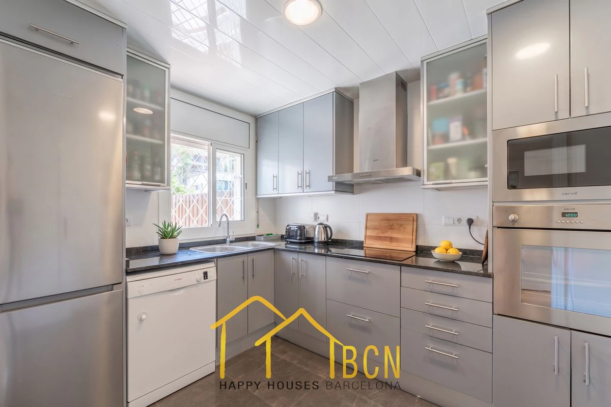 Casa adosada en esquina con apartamento independiente y licencia turística en Vallpineda.