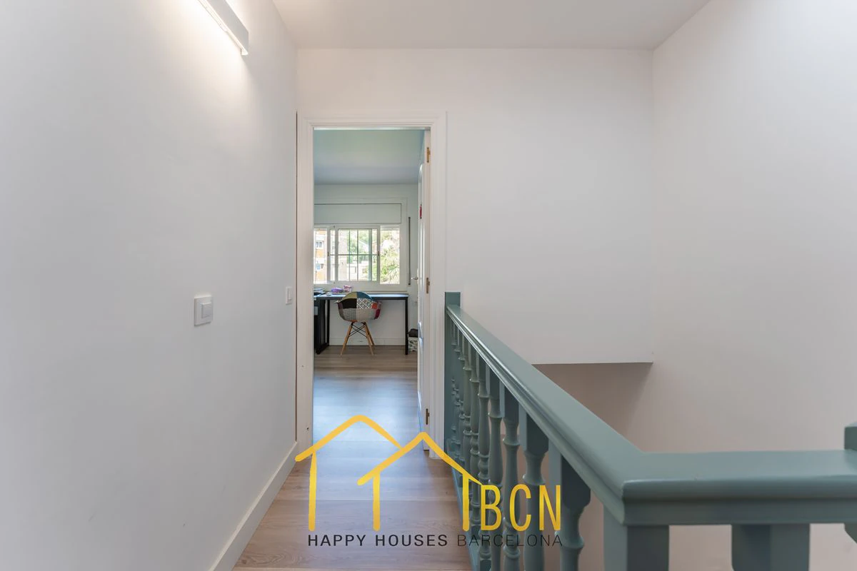 Casa adosada en esquina con apartamento independiente y licencia turística en Vallpineda.