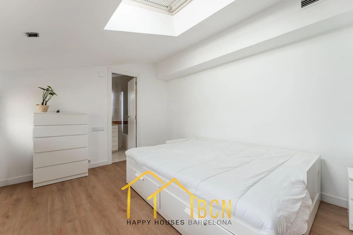 Residencia de lujo en esquina junto a la playa en Gavà Mar | 585 m² | Jardín privado | Garaje doble