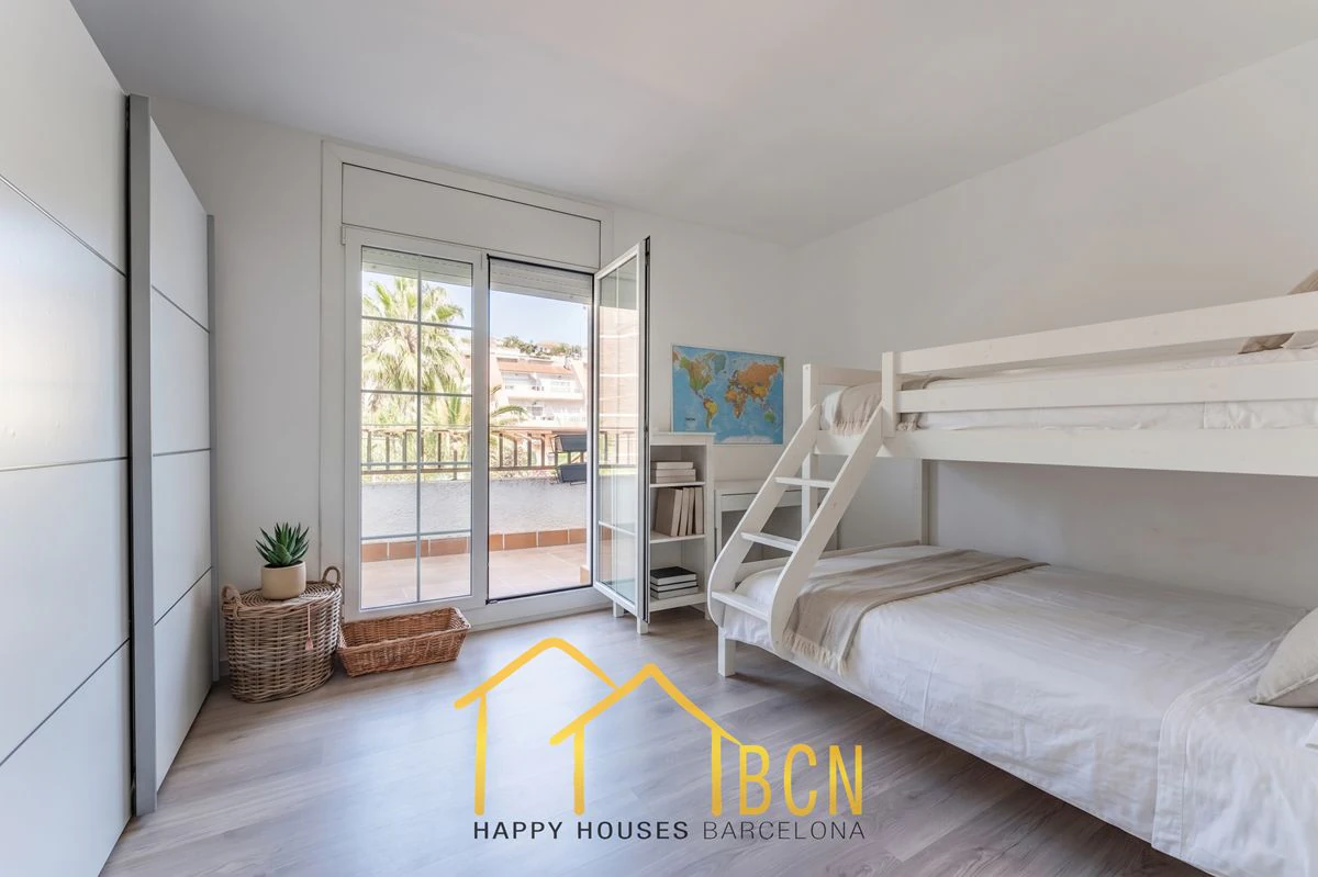 Casa adosada en esquina con apartamento independiente y licencia turística en Vallpineda.