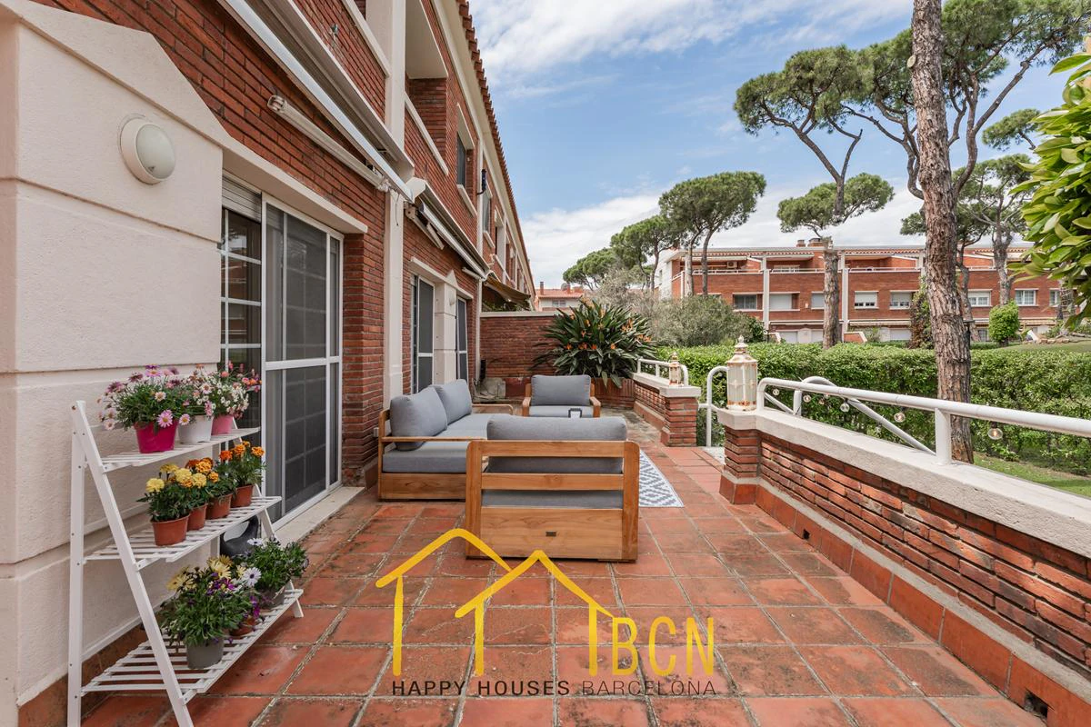 Residencia de lujo en esquina junto a la playa en Gavà Mar | 585 m² | Jardín privado | Garaje doble