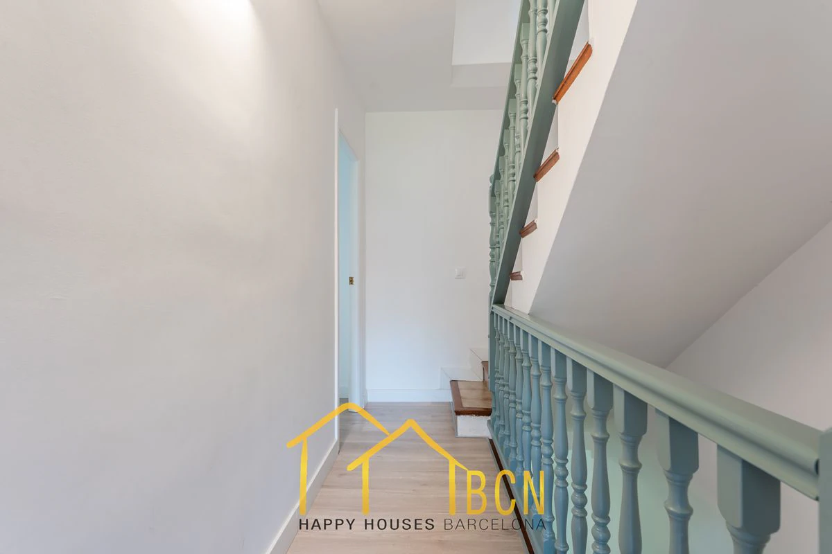 Casa adosada en esquina con apartamento independiente y licencia turística en Vallpineda.