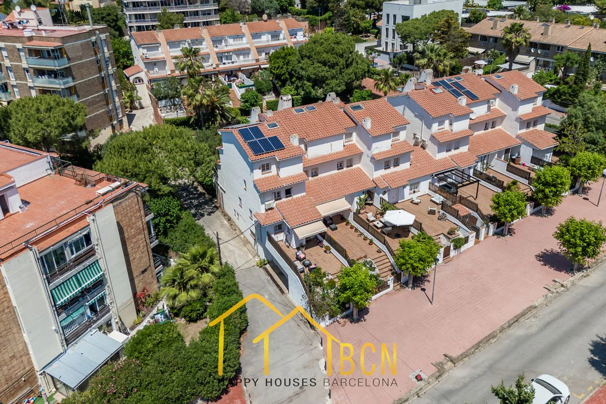 Casa adosada en esquina con apartamento independiente y licencia turística en Vallpineda.