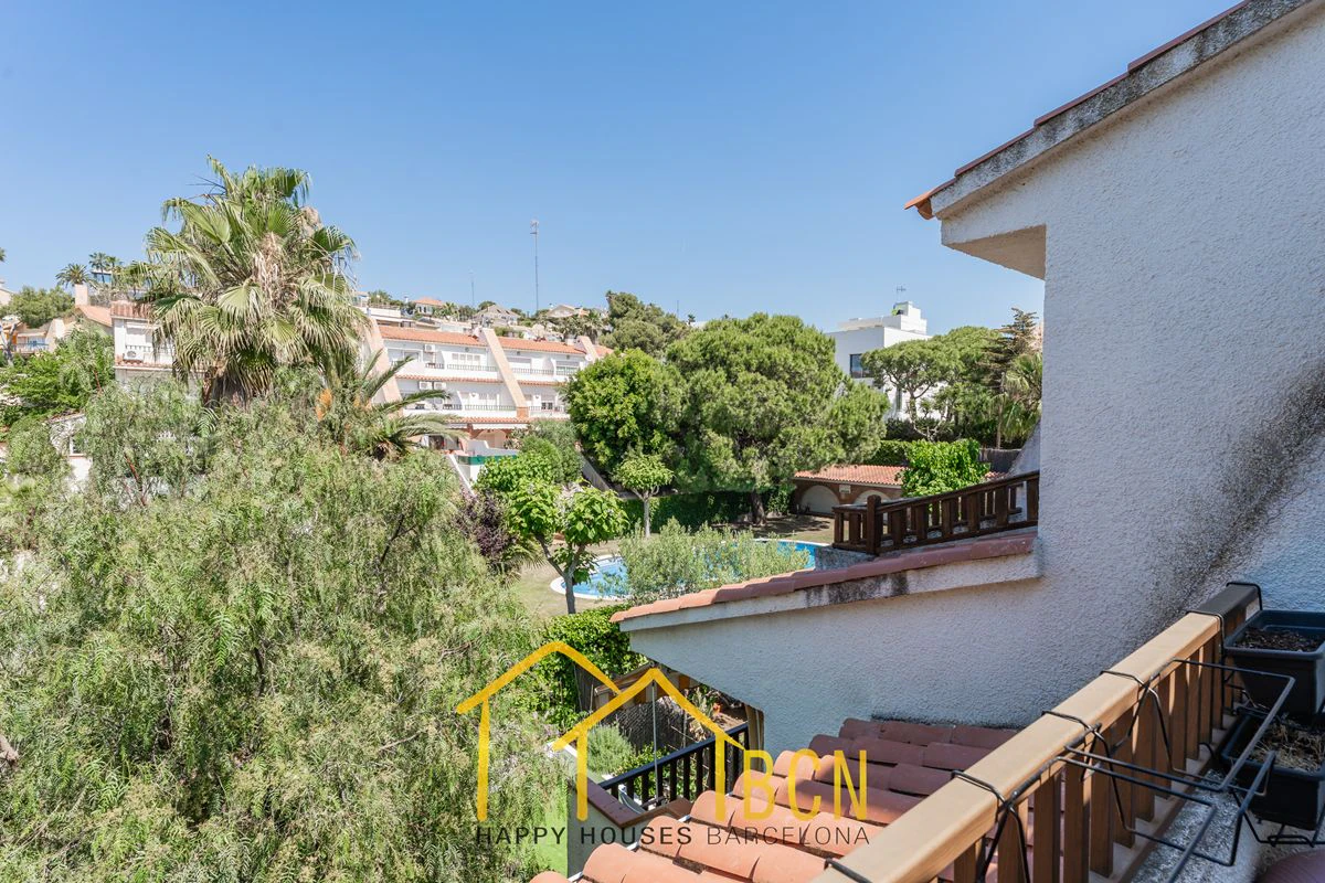 Casa adosada en esquina con apartamento independiente y licencia turística en Vallpineda.