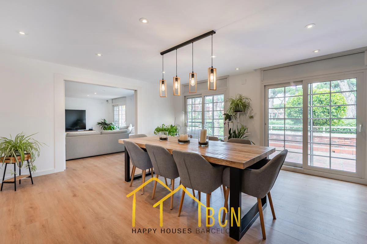 Residencia de lujo en esquina junto a la playa en Gavà Mar | 585 m² | Jardín privado | Garaje doble