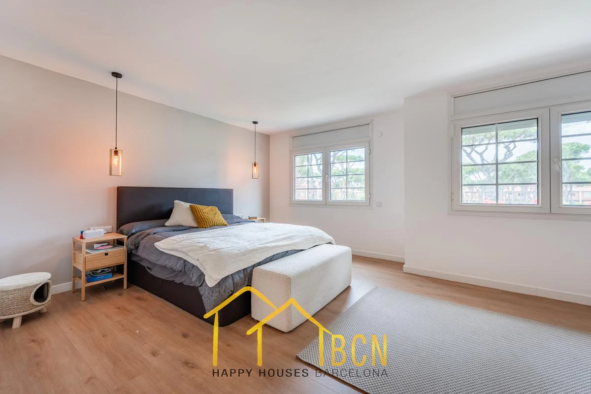 Residencia de lujo en esquina junto a la playa en Gavà Mar | 585 m² | Jardín privado | Garaje doble