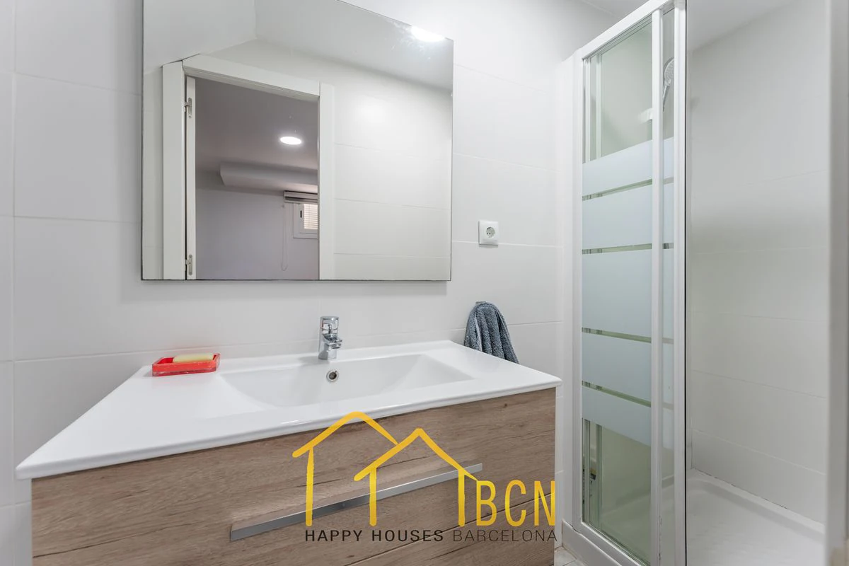 Casa adosada en esquina con apartamento independiente y licencia turística en Vallpineda.