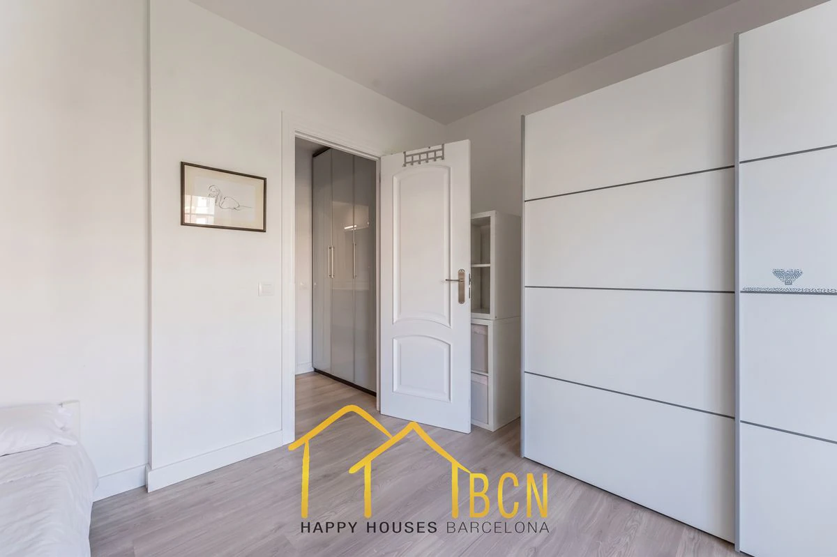 Casa adosada en esquina con apartamento independiente y licencia turística en Vallpineda.
