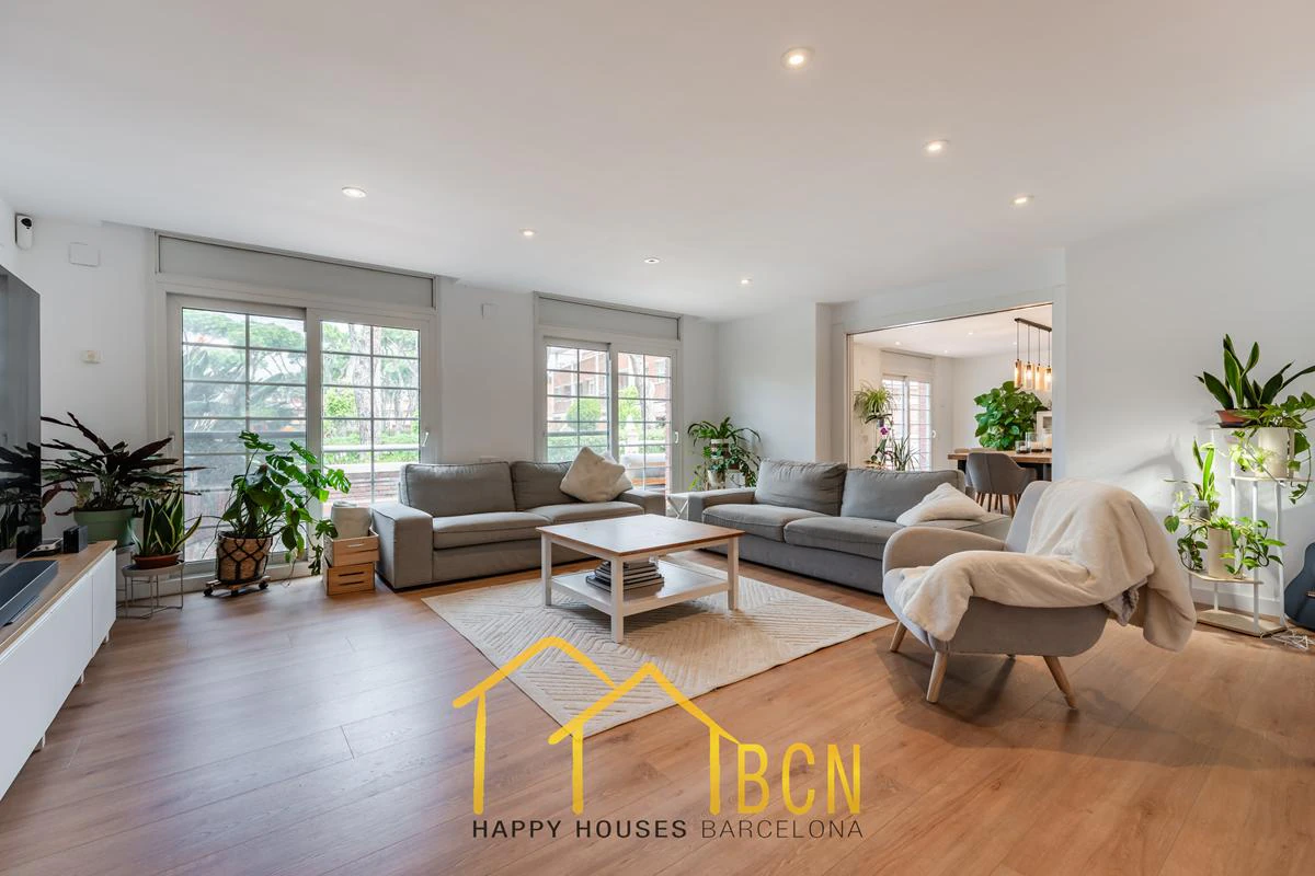 Residencia de lujo en esquina junto a la playa en Gavà Mar | 585 m² | Jardín privado | Garaje doble
