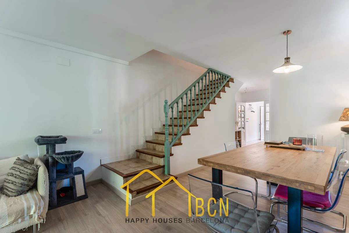 Casa adosada en esquina con apartamento independiente y licencia turística en Vallpineda.