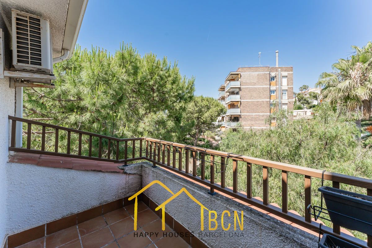 Casa adosada en esquina con apartamento independiente y licencia turística en Vallpineda.