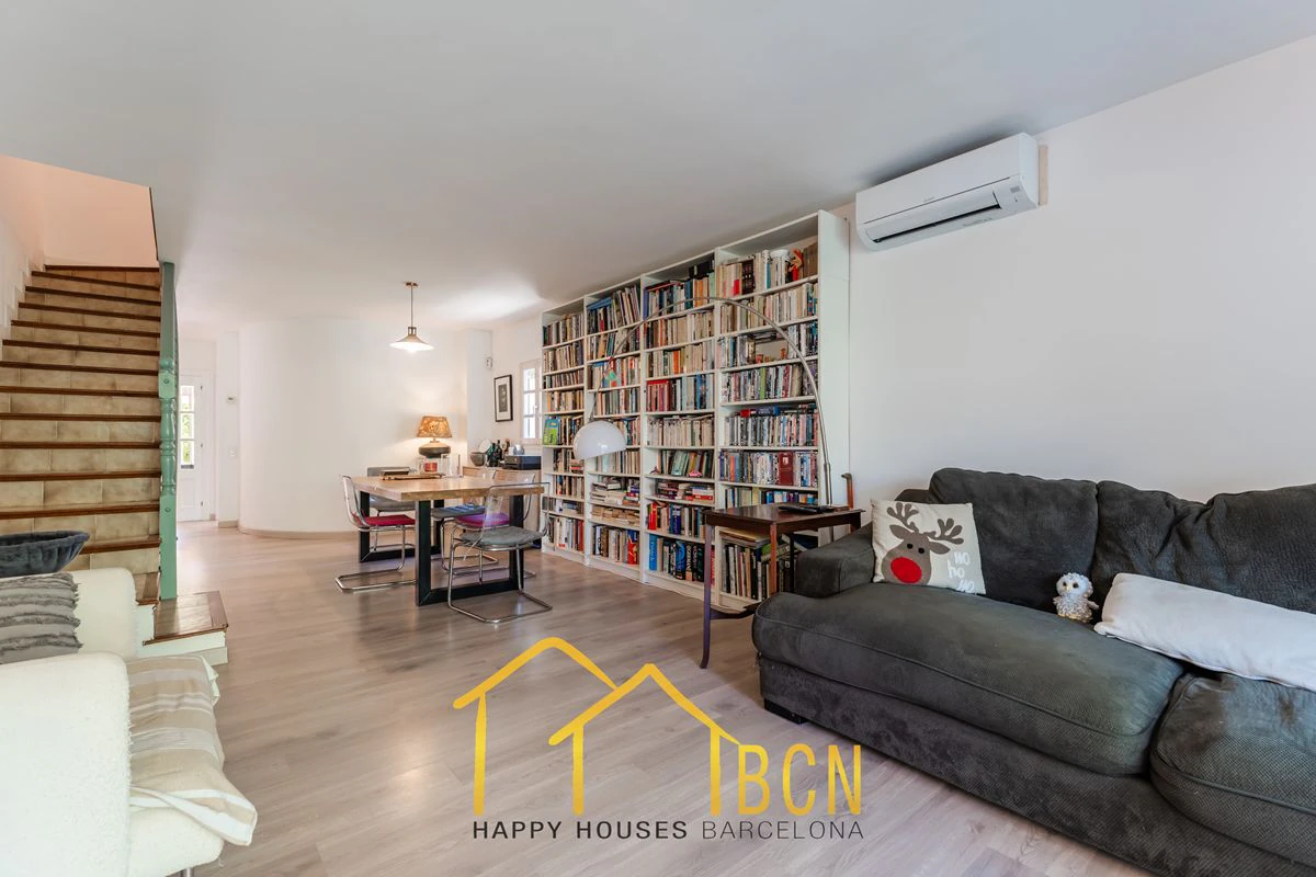 Casa adosada en esquina con apartamento independiente y licencia turística en Vallpineda.