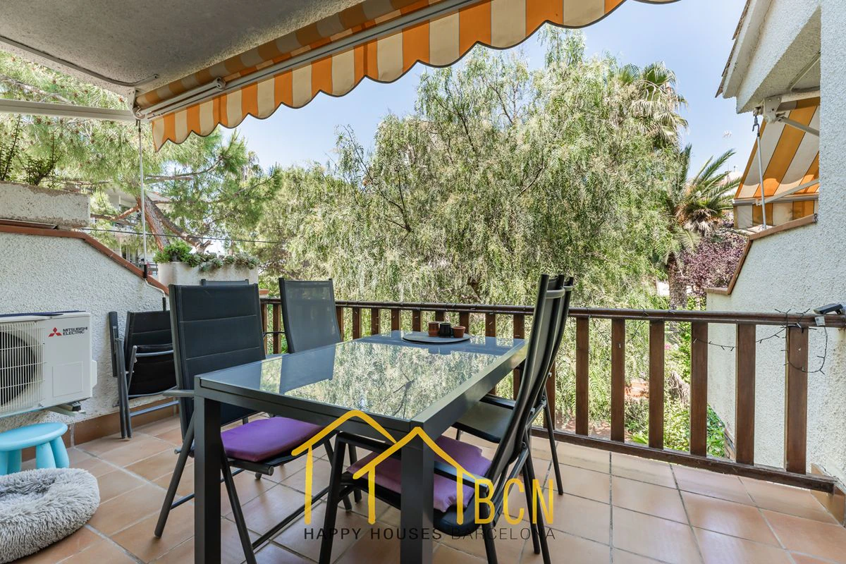 Casa adosada en esquina con apartamento independiente y licencia turística en Vallpineda.
