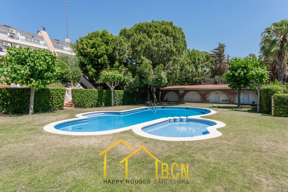 Casa adosada en esquina con apartamento independiente y licencia turística en Vallpineda.