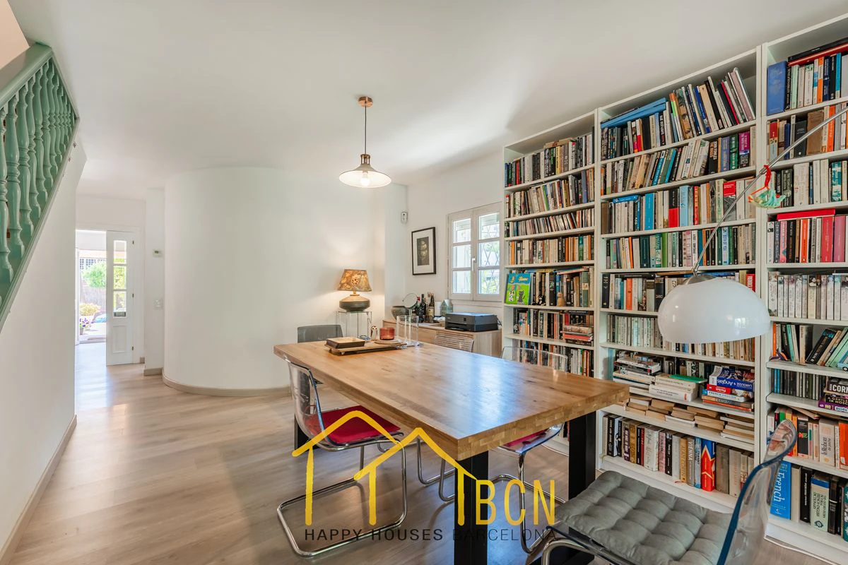 Casa adosada en esquina con apartamento independiente y licencia turística en Vallpineda.