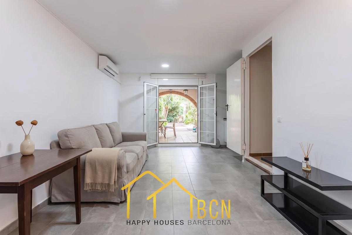 Casa adosada en esquina con apartamento independiente y licencia turística en Vallpineda.