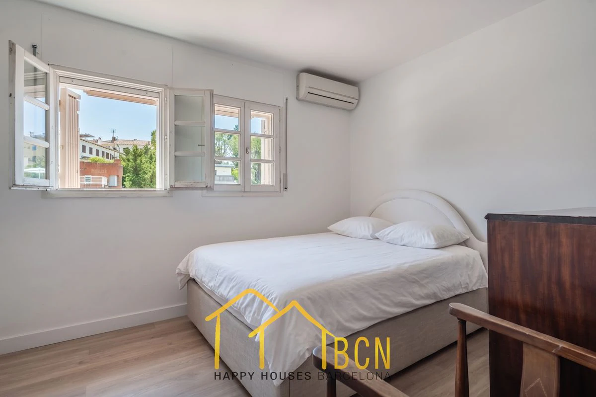Casa adosada en esquina con apartamento independiente y licencia turística en Vallpineda.