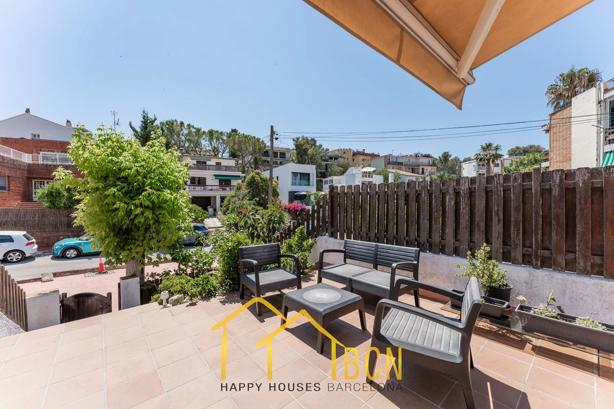 Casa adosada en esquina con apartamento independiente y licencia turística en Vallpineda.