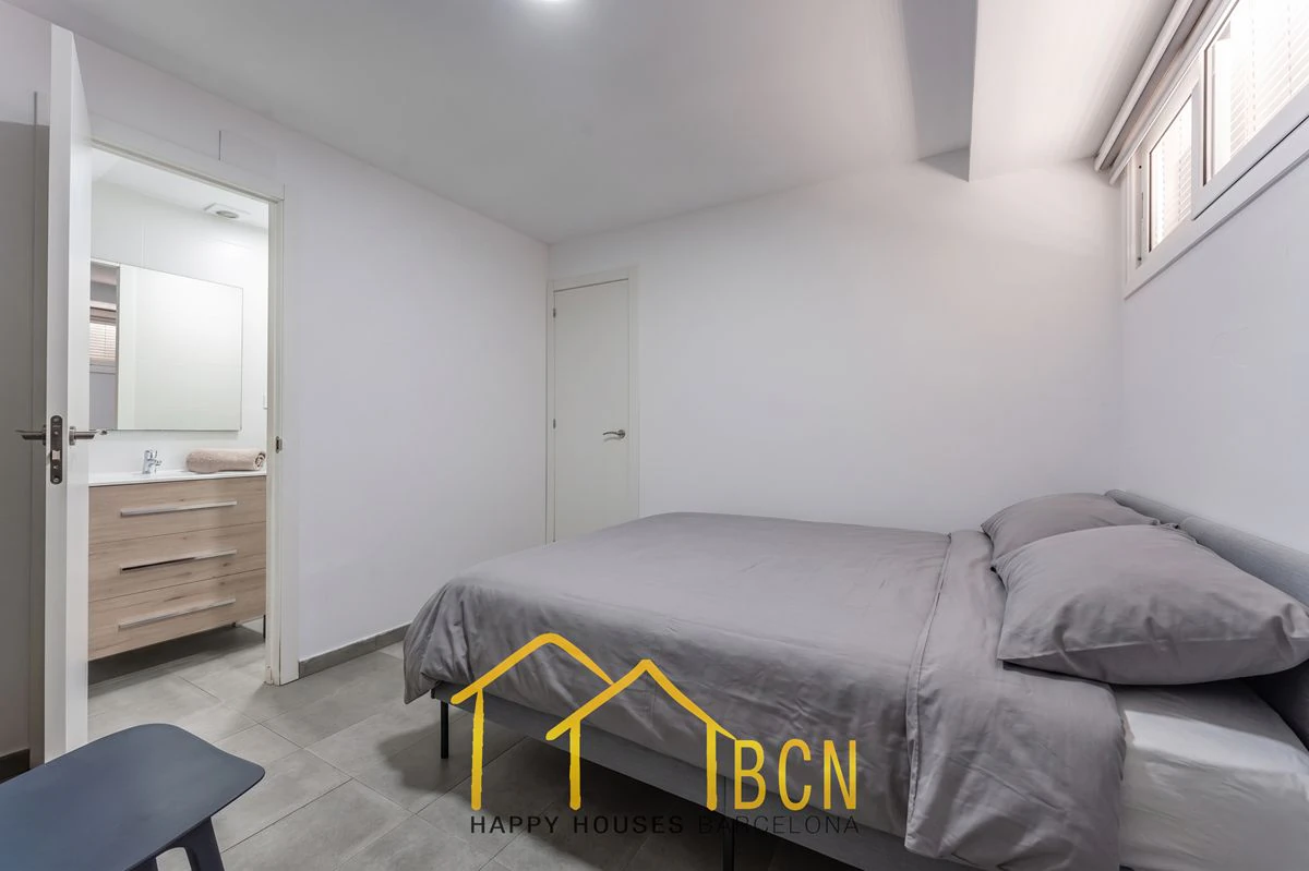Casa adosada en esquina con apartamento independiente y licencia turística en Vallpineda.