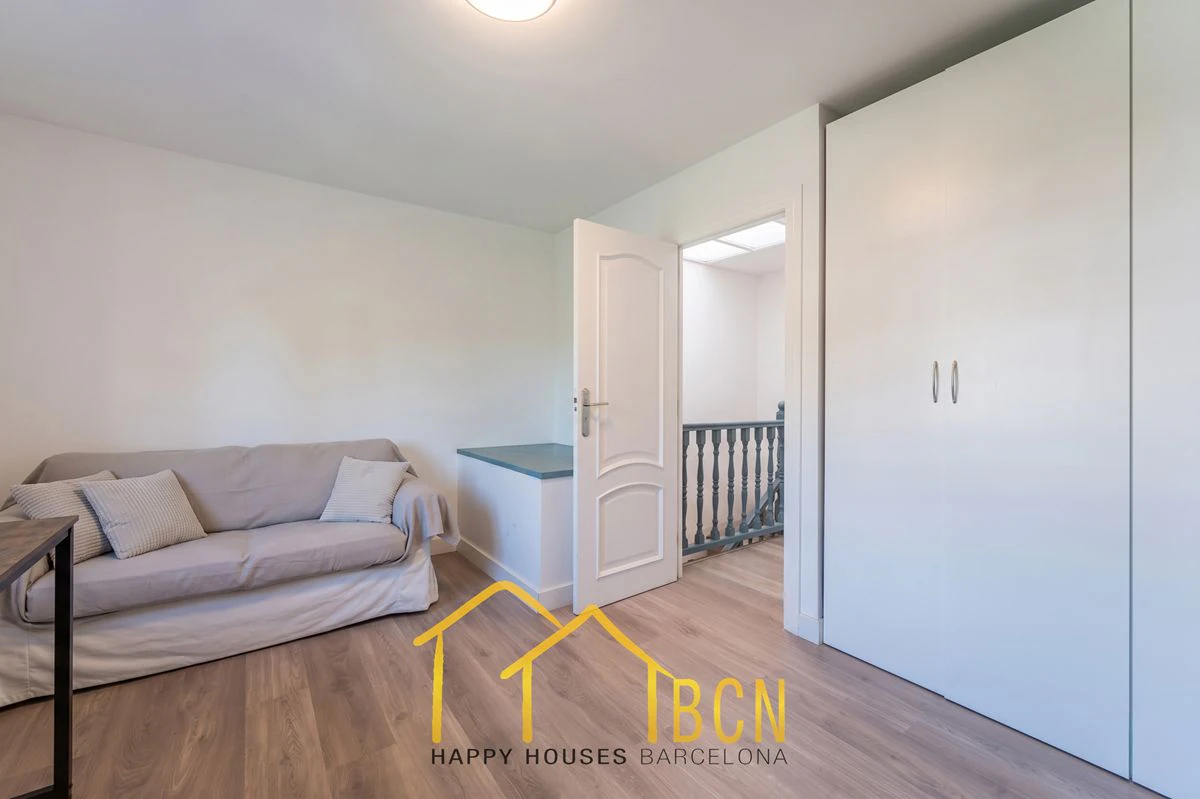Casa adosada en esquina con apartamento independiente y licencia turística en Vallpineda.