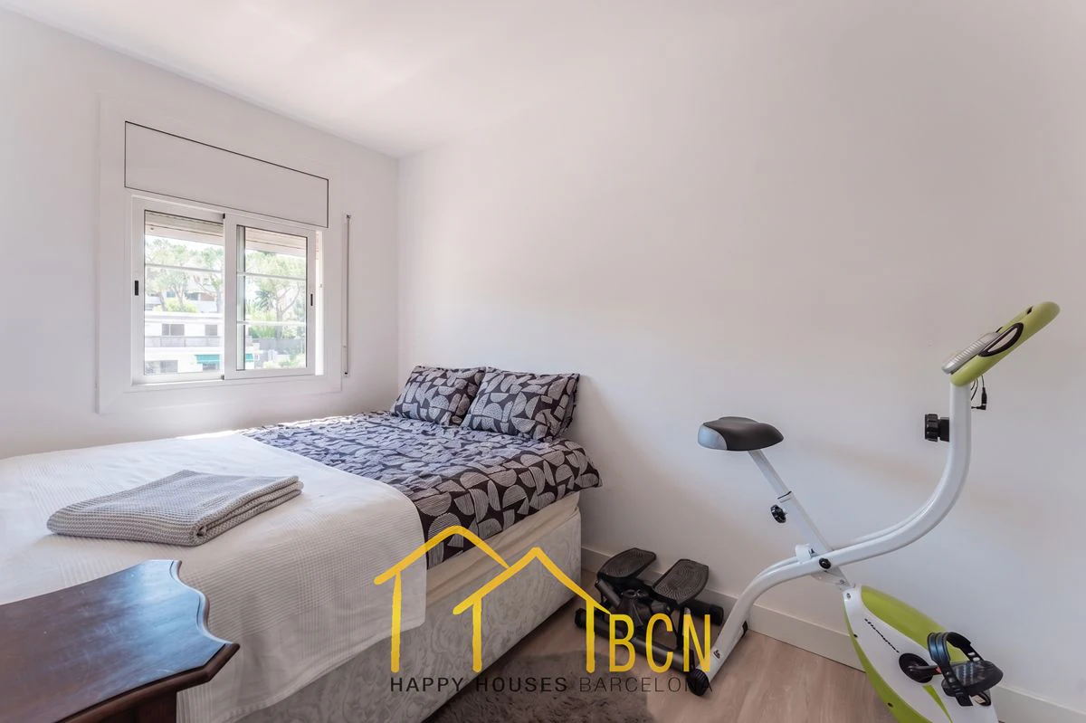 Casa adosada en esquina con apartamento independiente y licencia turística en Vallpineda.