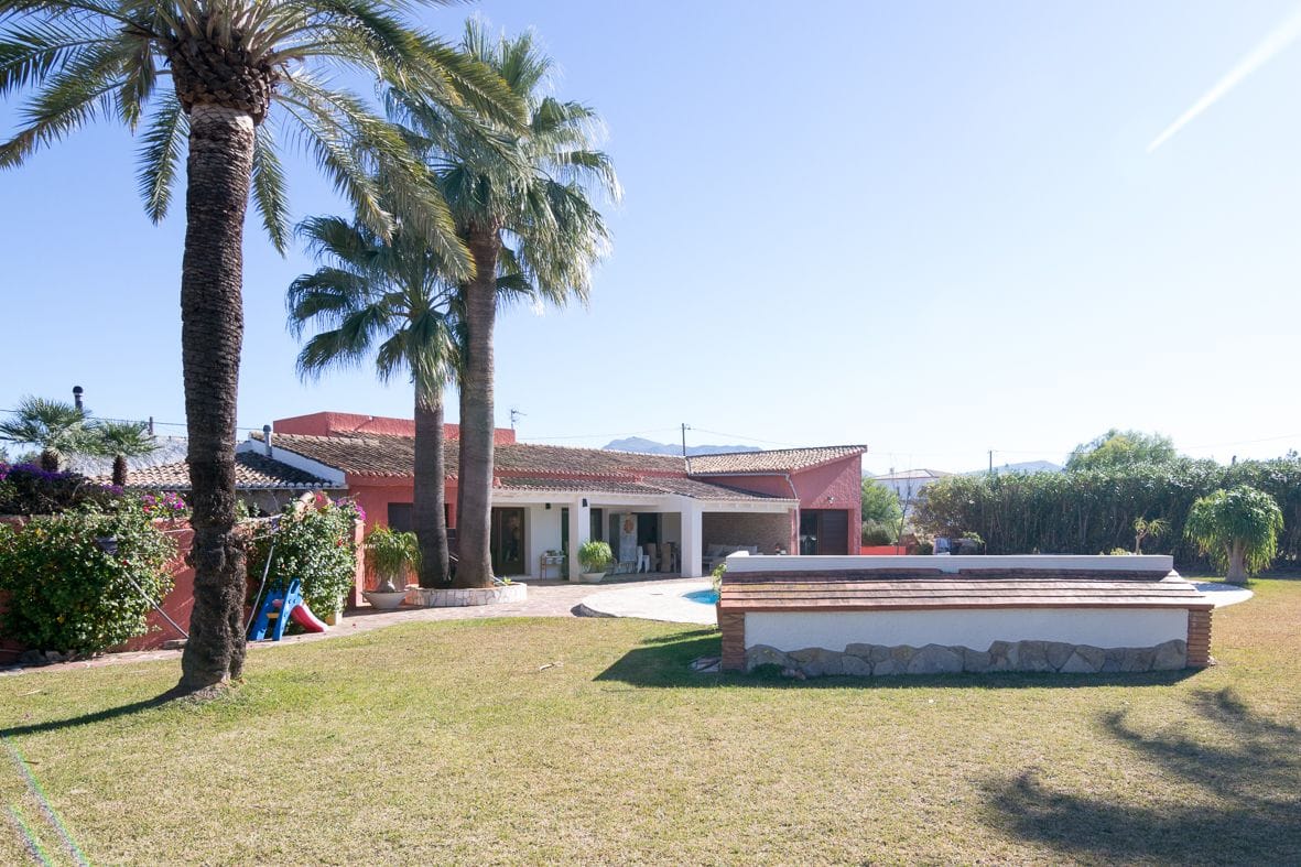 Villa mediterránea con gran parcela.