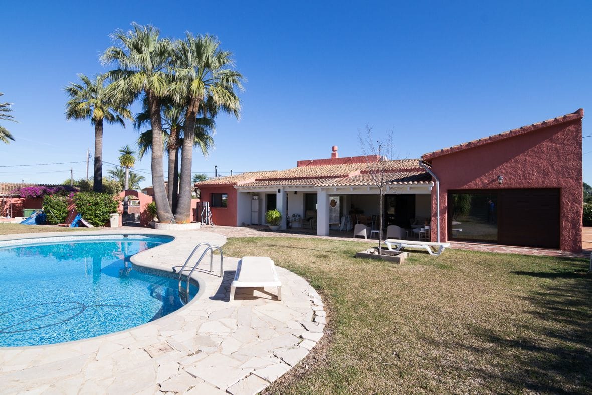 Villa mediterránea con gran parcela.