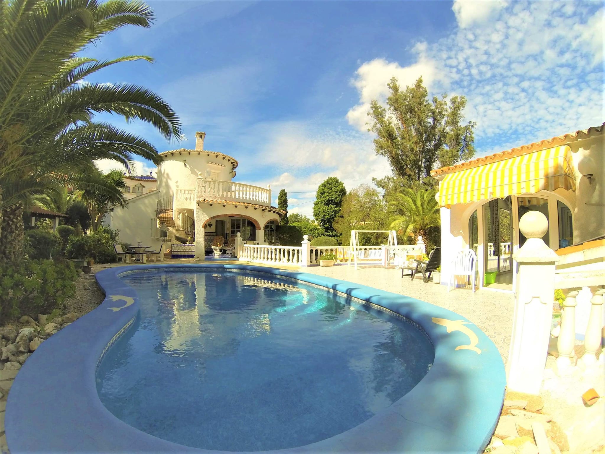 Preciosa y soleada villa en venta a 1200 metros del centro de Denia.