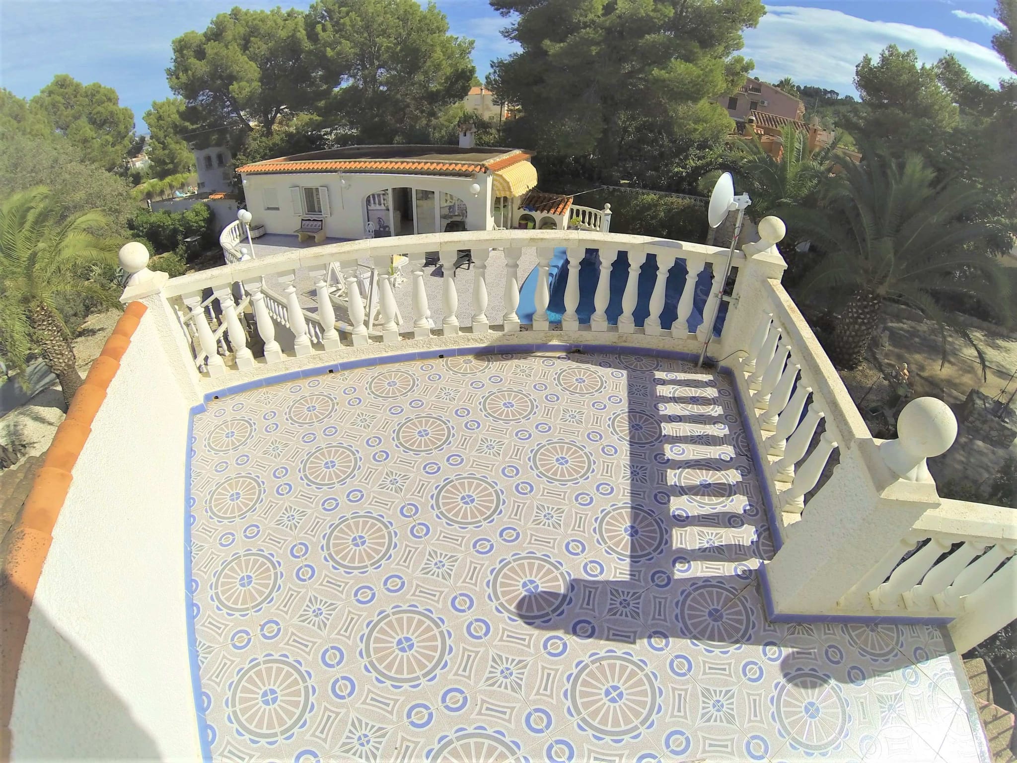 Preciosa y soleada villa en venta a 1200 metros del centro de Denia.