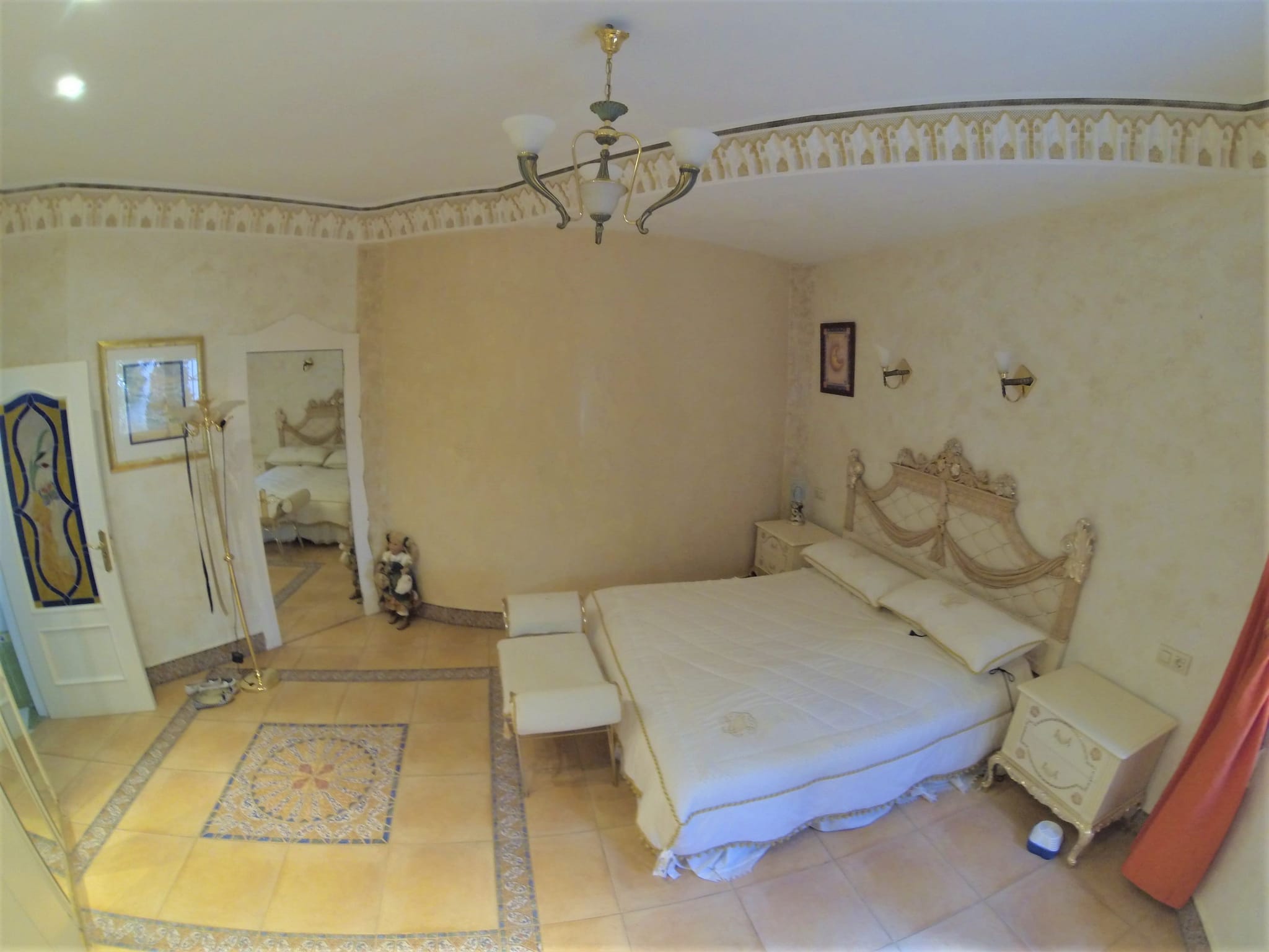 Preciosa y soleada villa en venta a 1200 metros del centro de Denia.