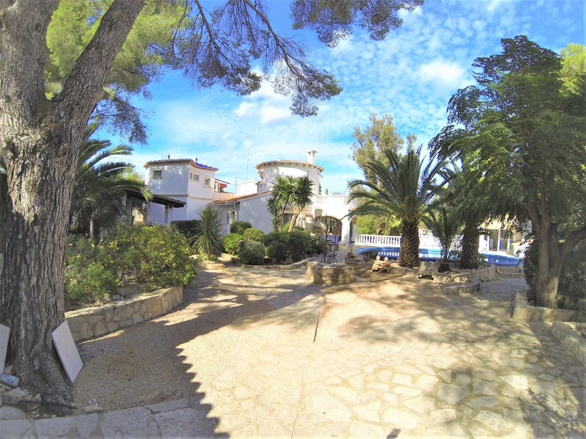 Preciosa y soleada villa en venta a 1200 metros del centro de Denia.