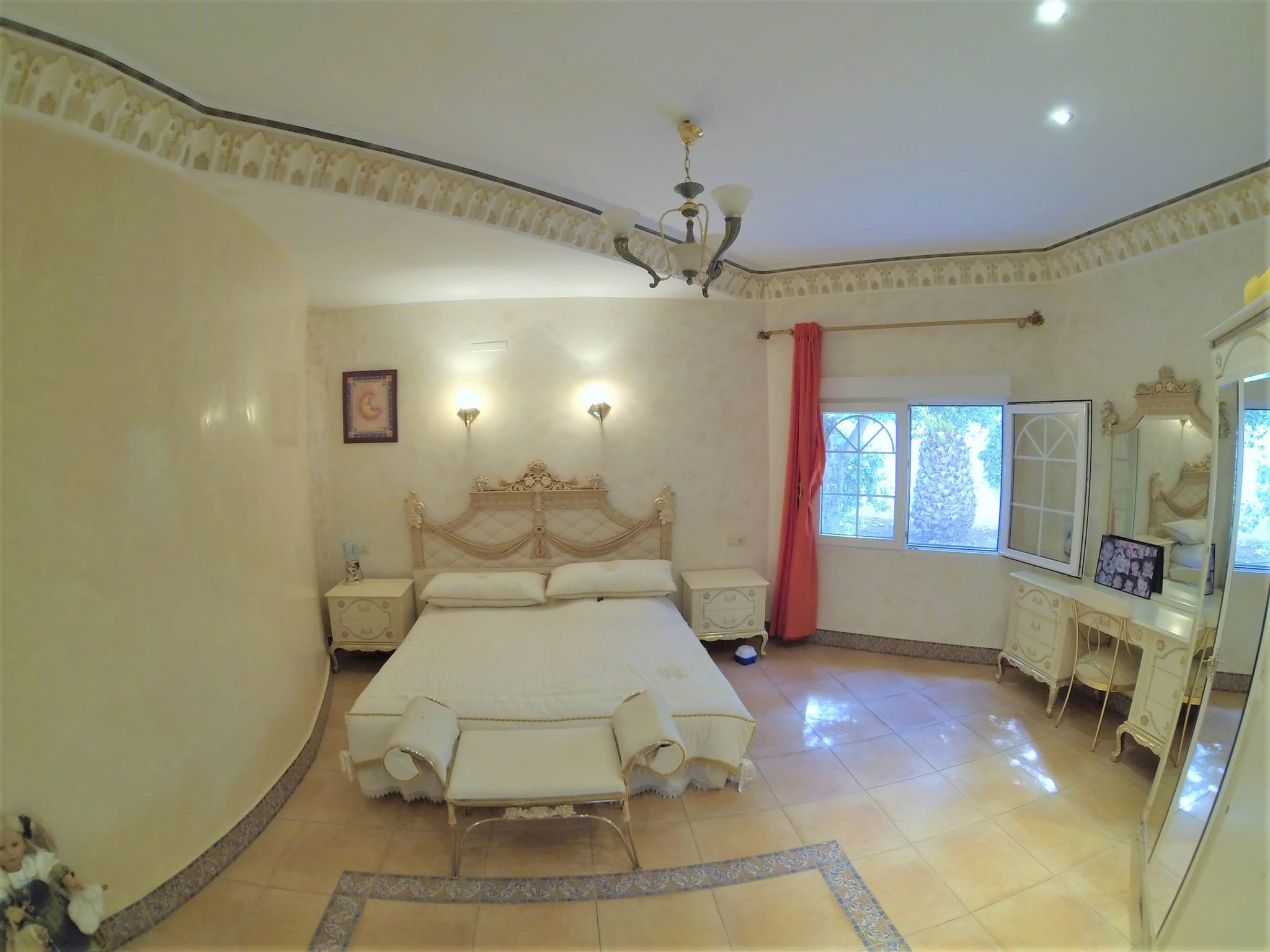 Preciosa y soleada villa en venta a 1200 metros del centro de Denia.