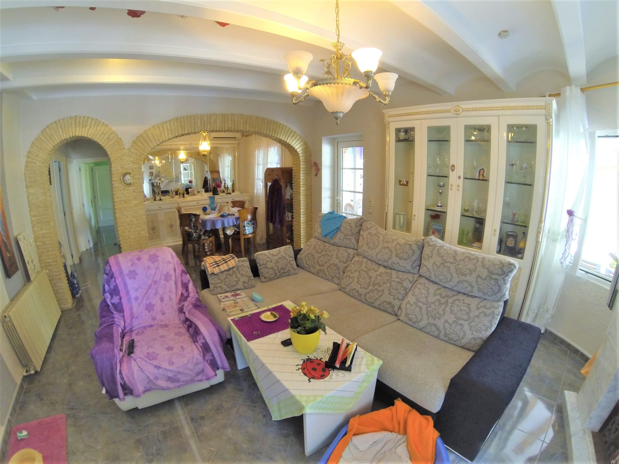 Preciosa y soleada villa en venta a 1200 metros del centro de Denia.