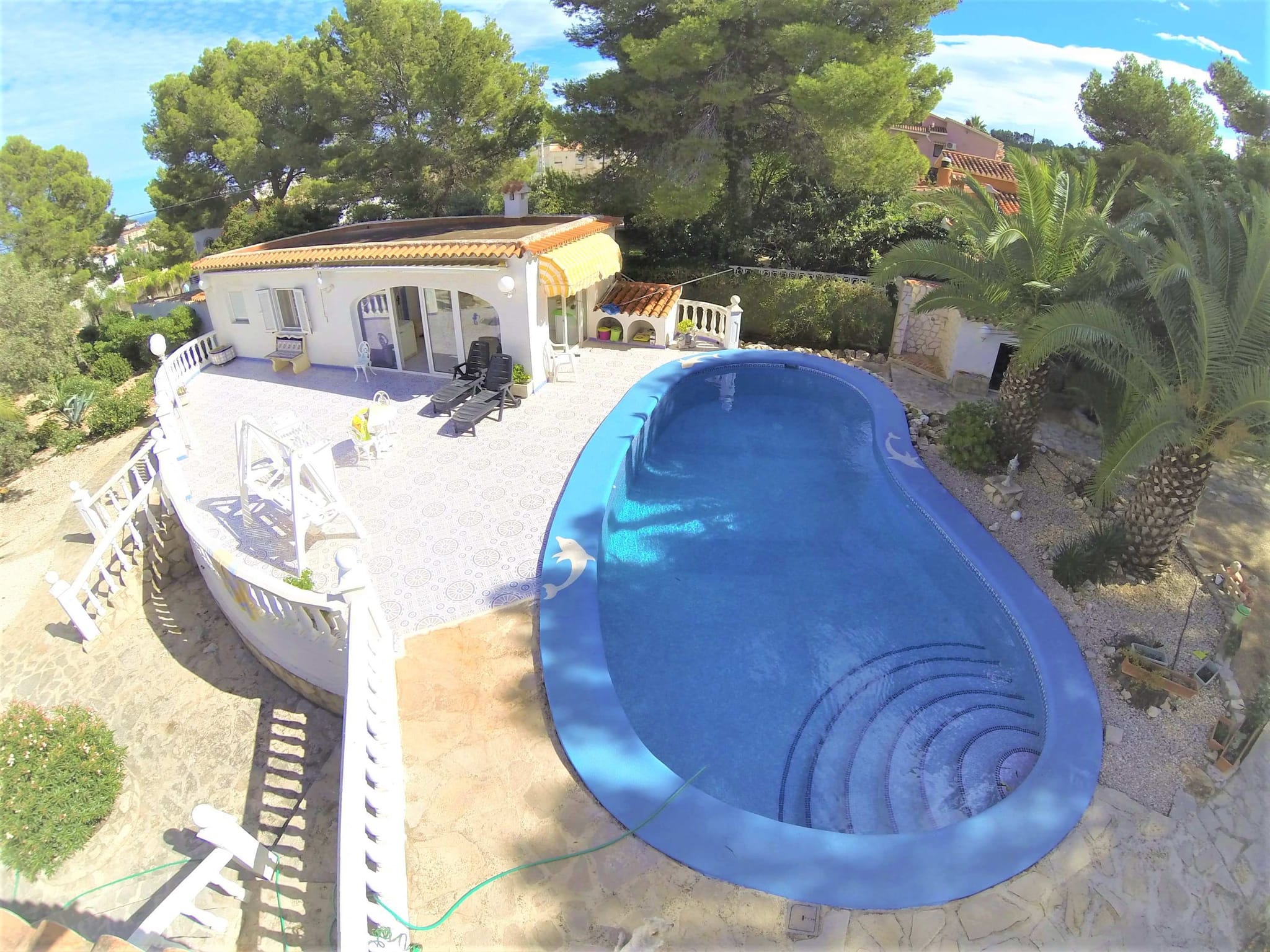 Preciosa y soleada villa en venta a 1200 metros del centro de Denia.