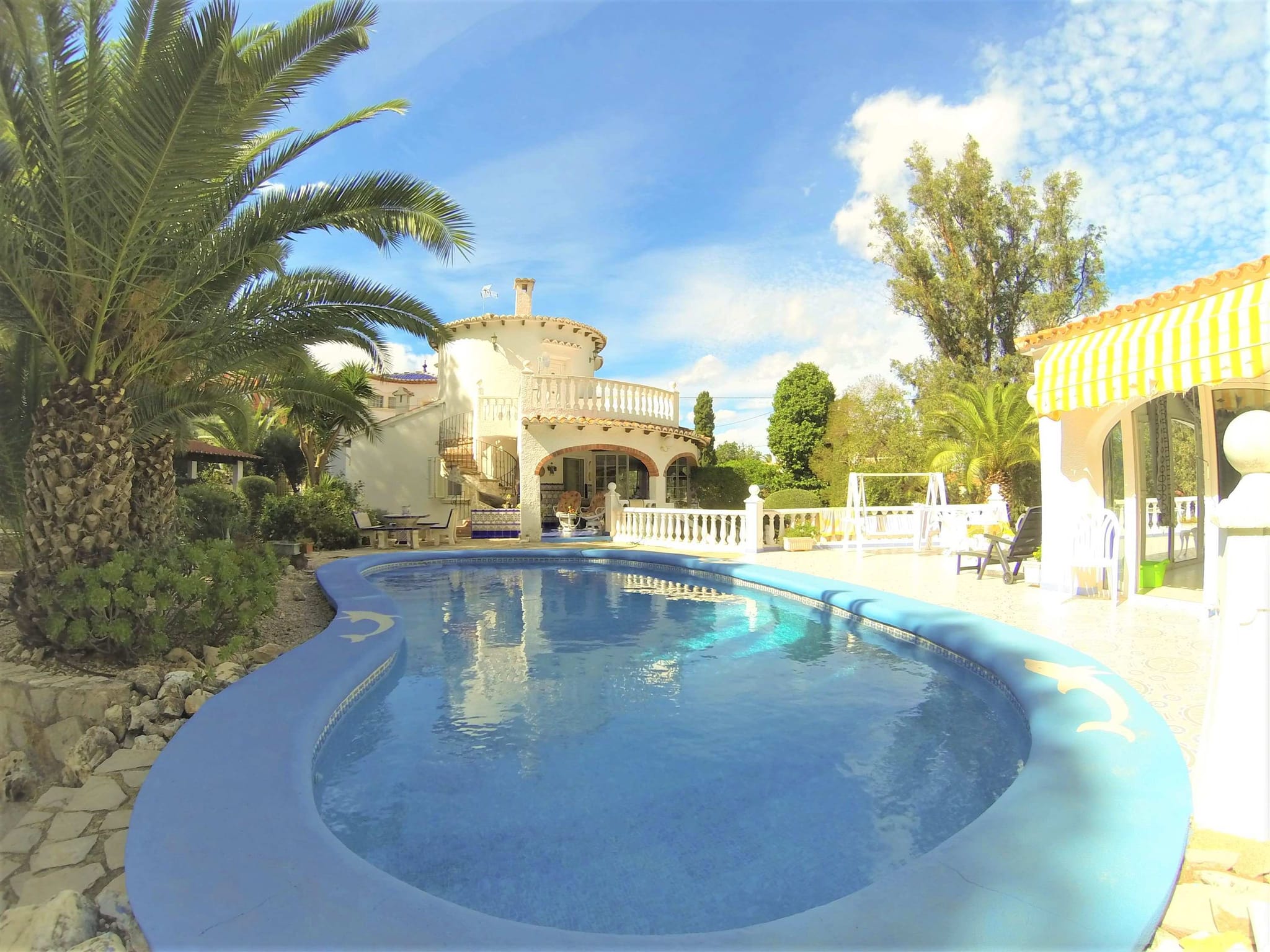 Preciosa y soleada villa en venta a 1200 metros del centro de Denia.