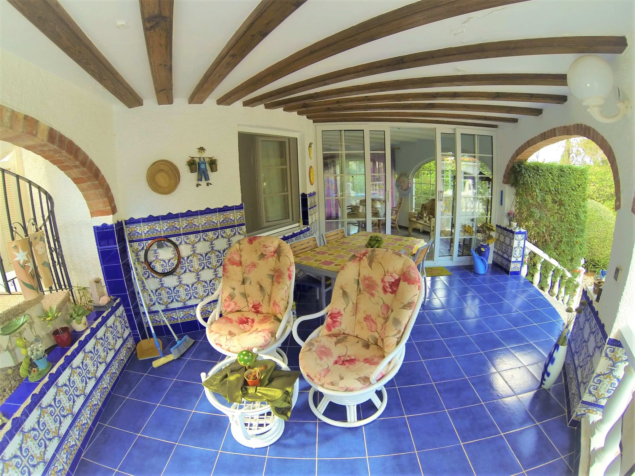 Preciosa y soleada villa en venta a 1200 metros del centro de Denia.