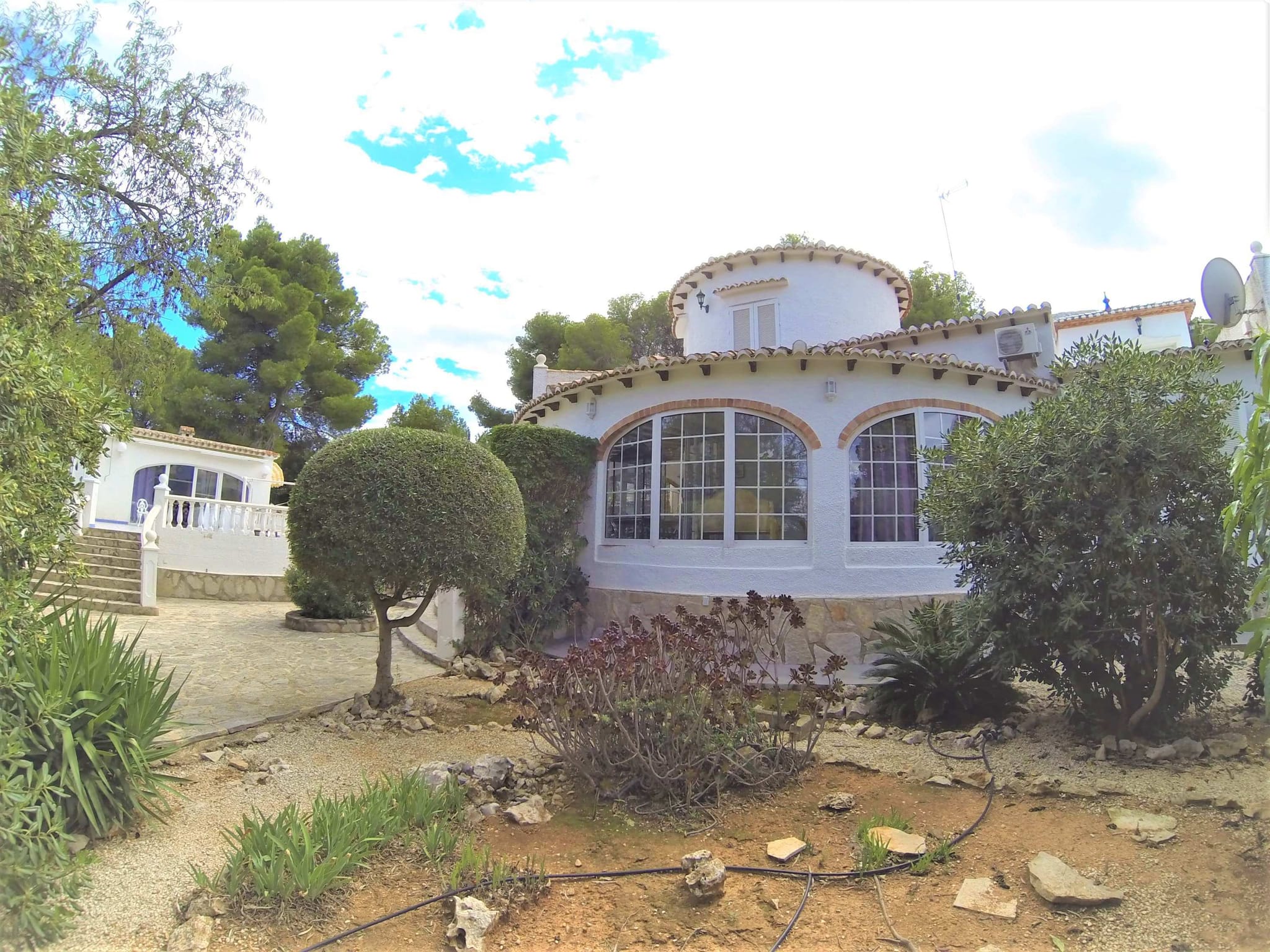 Preciosa y soleada villa en venta a 1200 metros del centro de Denia.